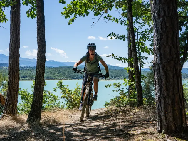 vttiste sur le sentier autour du lac de Montbel