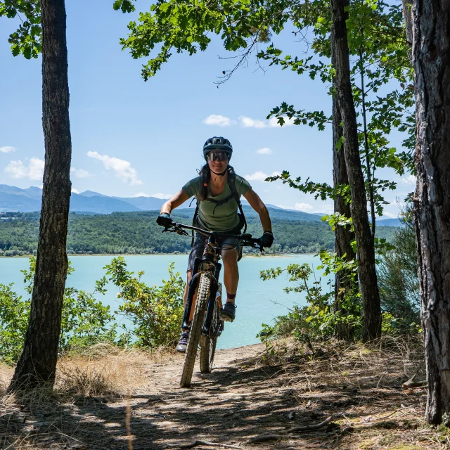 vttiste sur le sentier autour du lac de Montbel