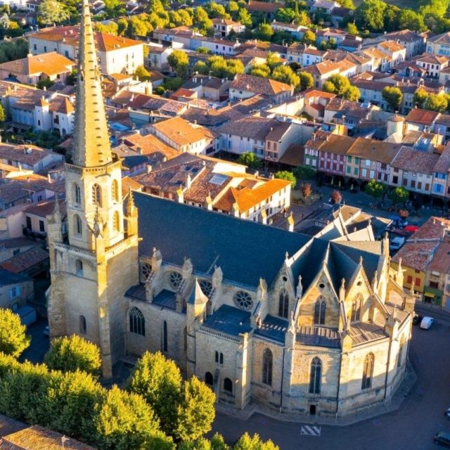 Vue aérienne de l'ancienne cathédrale de Mirepoix en Ariège