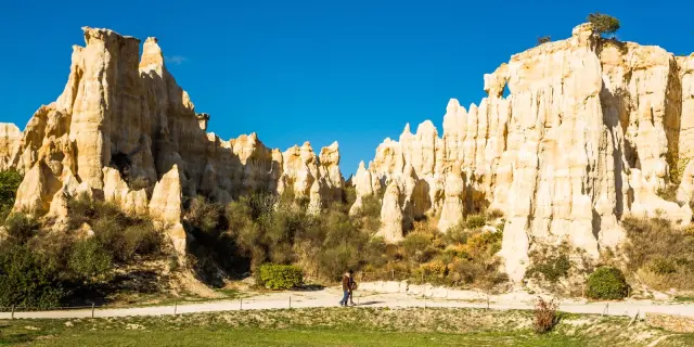 Les orgues d’Ille-sur-Têt dans les Pyrénées-Orientales, hautes formations rocheuses de sable et d’argile sculptées par l’érosion, sous un ciel bleu.