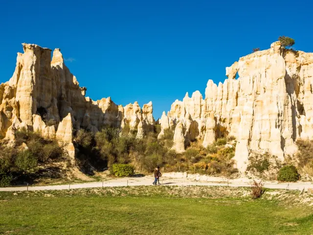 Les orgues d’Ille-sur-Têt dans les Pyrénées-Orientales, hautes formations rocheuses de sable et d’argile sculptées par l’érosion, sous un ciel bleu.
