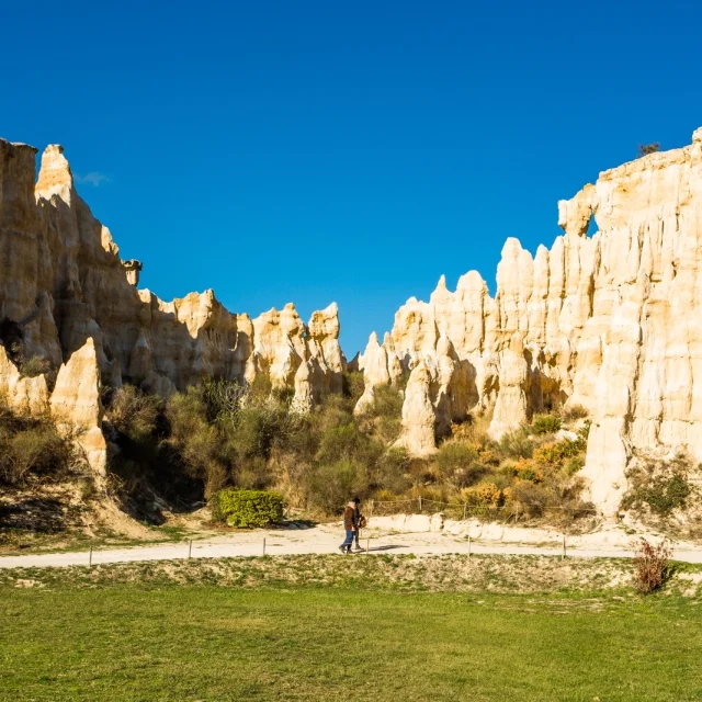 Les orgues d’Ille-sur-Têt dans les Pyrénées-Orientales, hautes formations rocheuses de sable et d’argile sculptées par l’érosion, sous un ciel bleu.