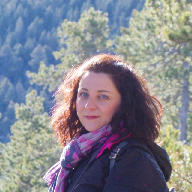 Personne en tenue de randonnée posant en extérieur dans le parc animalier des Angles.