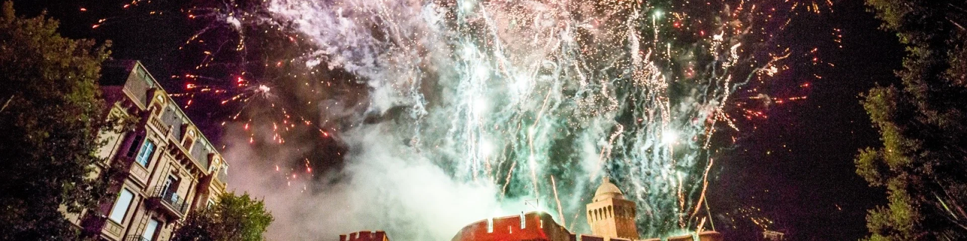 Feu d’artifice au-dessus du Castillet à Perpignan lors de la fête de la Saint-Jean.