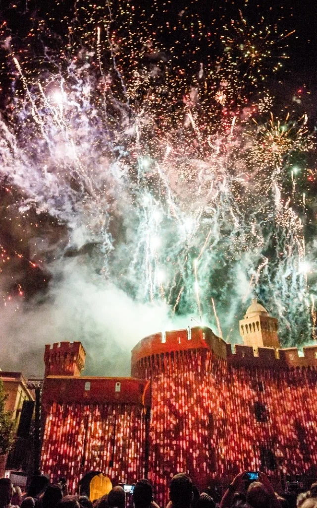 Feu d’artifice au-dessus du Castillet à Perpignan lors de la fête de la Saint-Jean.