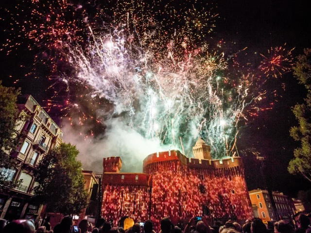 Feu d’artifice au-dessus du Castillet à Perpignan lors de la fête de la Saint-Jean.