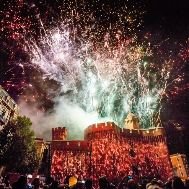 Feu d’artifice au-dessus du Castillet à Perpignan lors de la fête de la Saint-Jean.