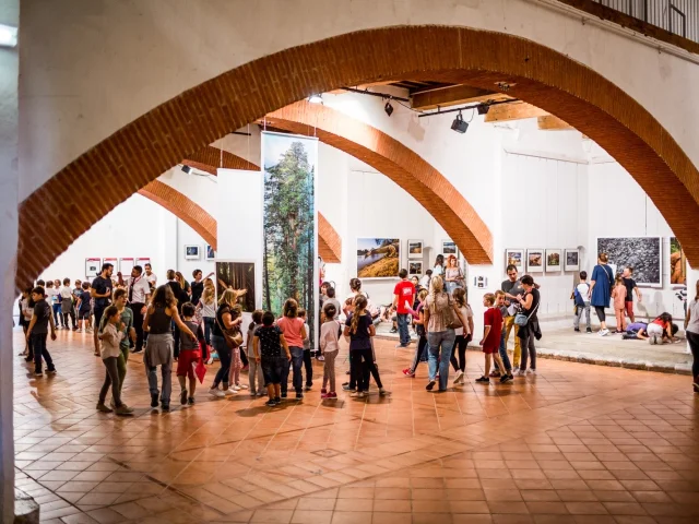 Visiteurs découvrant une exposition de photographies lors du festival Visa pour l’Image à Perpignan.