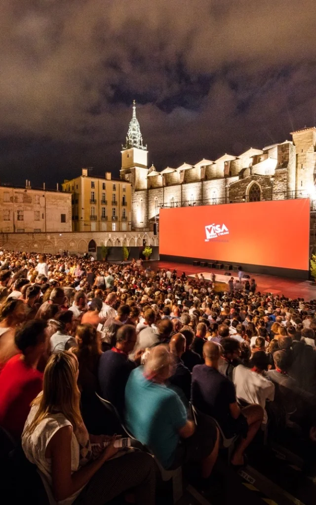 Projection en plein air du festival Visa pour l’Image à Perpignan devant un large public.