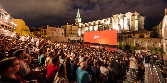 Projection en plein air du festival Visa pour l’Image à Perpignan devant un large public.