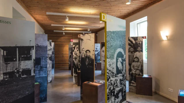 Salle d’exposition du site classé de Paulilles présentant des panneaux illustrés de photographies en noir et blanc retraçant l’histoire du lieu et de ses anciens ouvriers.