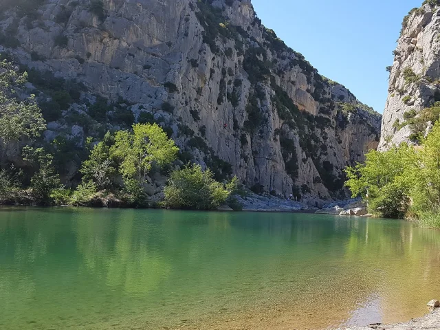 Vue du plan d’eau vert émeraude au pied des falaises des gorges de Gouleyrous à Tautavel.
