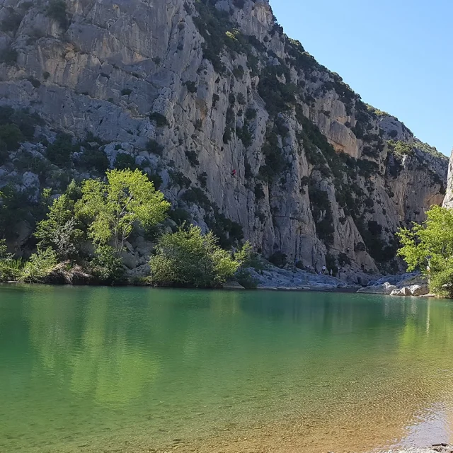 Vue du plan d’eau vert émeraude au pied des falaises des gorges de Gouleyrous à Tautavel.