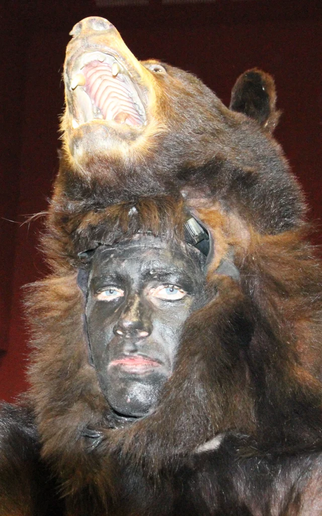 Participant de la Fête de l’Ours vêtu d’une peau d’ours et le visage noirci, symbole des traditions ancestrales du Vallespir.