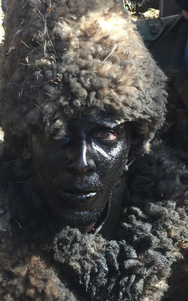 Participant de la Fête de l’Ours recouvert de suie et vêtu d’une peau de bête, lors de la célébration traditionnelle dans le Vallespir.