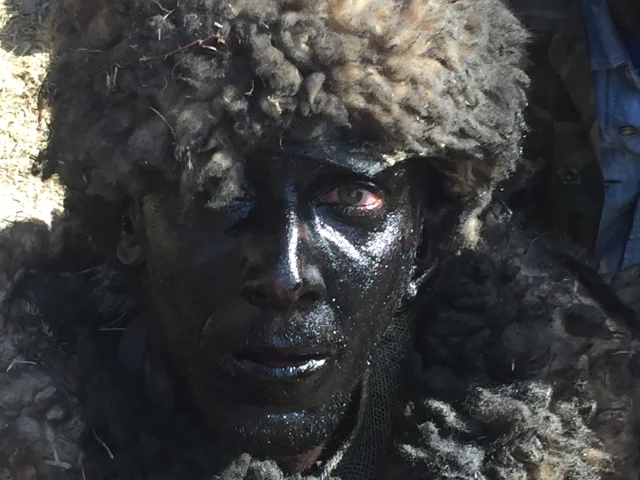 Participant de la Fête de l’Ours recouvert de suie et vêtu d’une peau de bête, lors de la célébration traditionnelle dans le Vallespir.