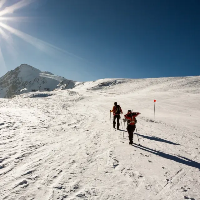 Randonneurs en raquettes au sommet de la station de Porté-Puymorens, face aux montagnes enneigées des Pyrénées-Orientales, aux portes de l’Andorre.