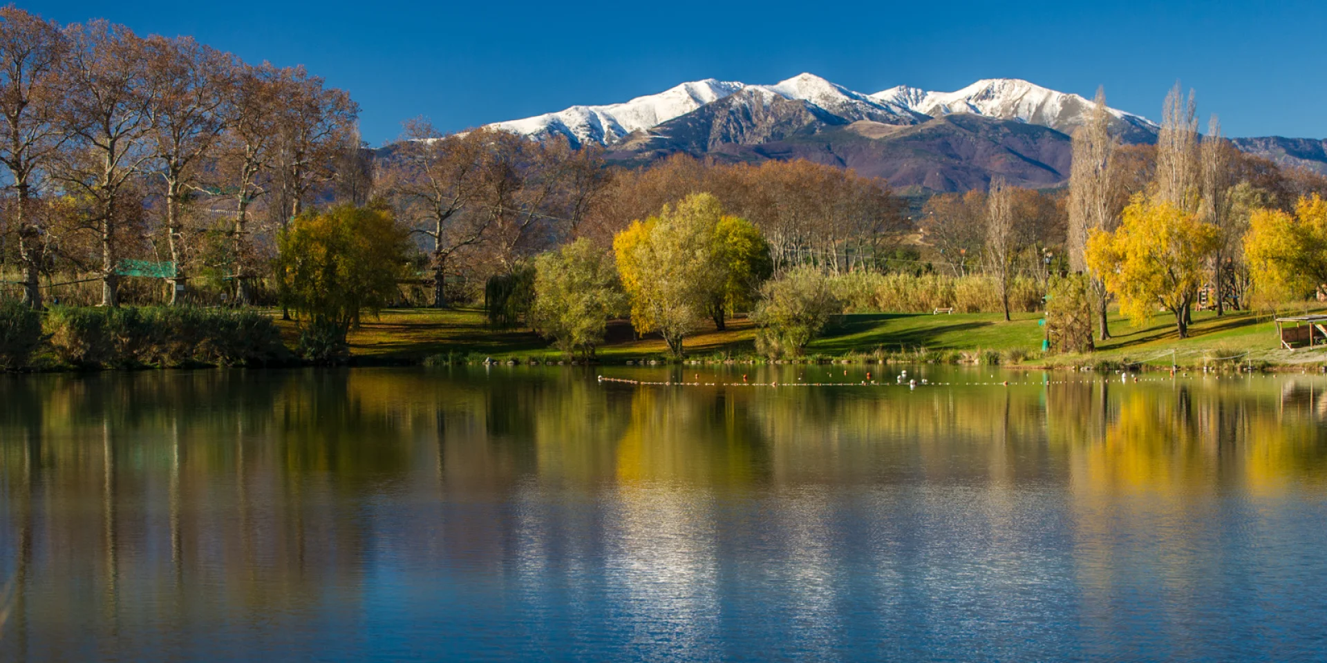 Lac de Saint-Jean-Pla-de-Corts et vue sur le Canigou