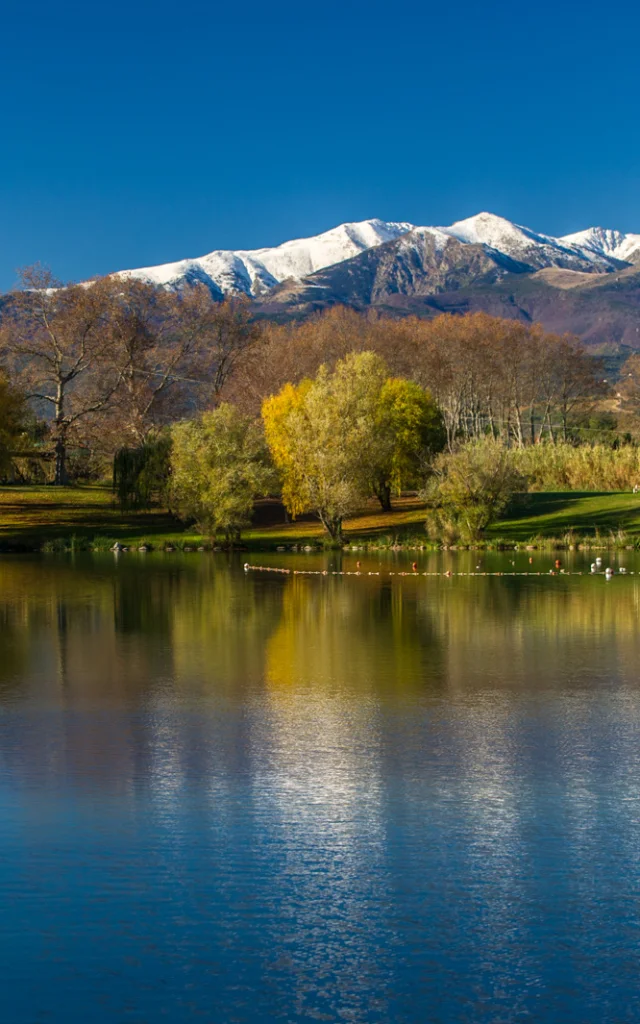 Lac de Saint-Jean-Pla-de-Corts et vue sur le Canigou