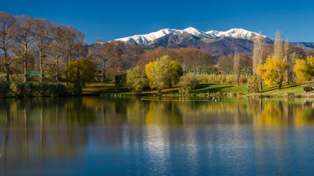 Lac de Saint-Jean-Pla-de-Corts et vue sur le Canigou
