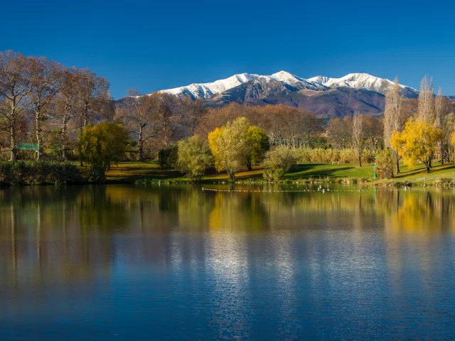 Lac de Saint-Jean-Pla-de-Corts et vue sur le Canigou