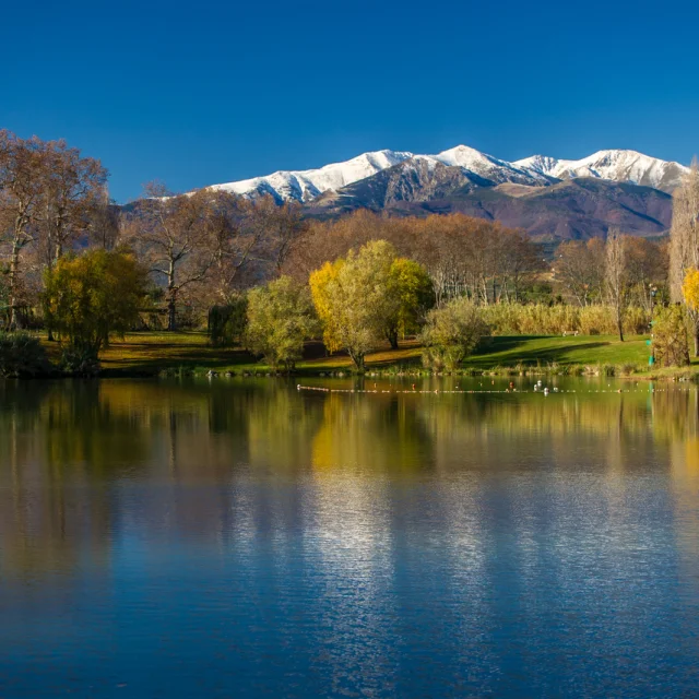 Lac de Saint-Jean-Pla-de-Corts et vue sur le Canigou