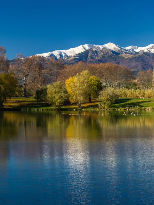 Lac de Saint-Jean-Pla-de-Corts et vue sur le Canigou