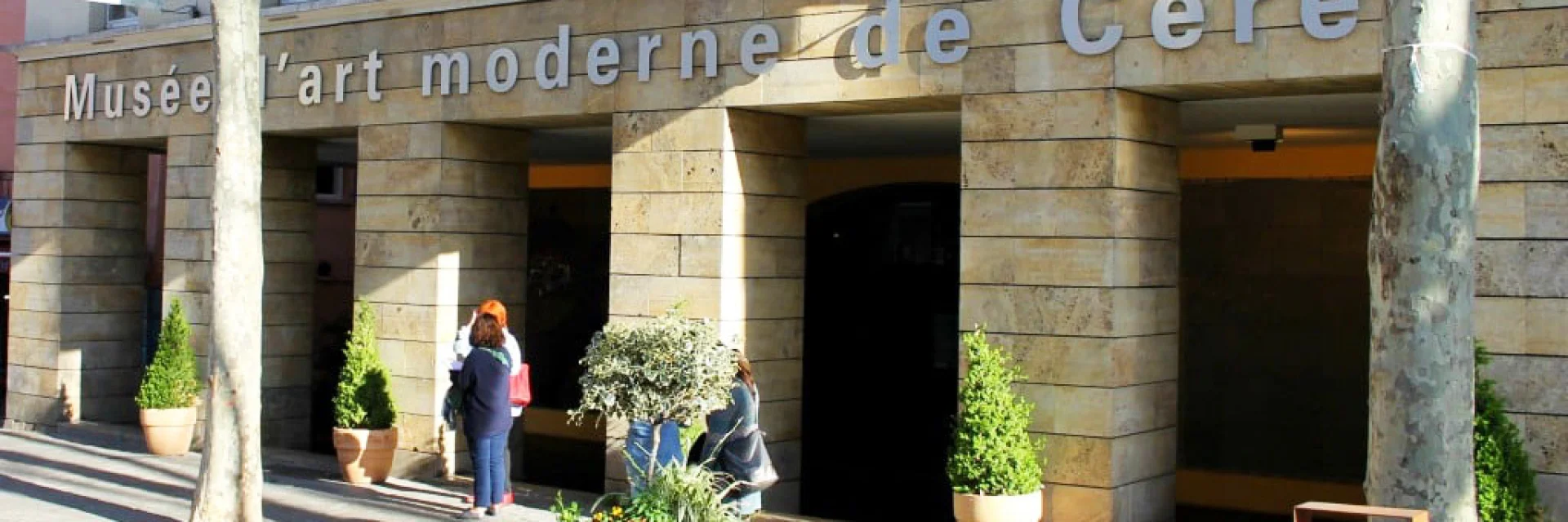 Façade du Musée d’art moderne de Céret, avec des visiteurs à l’entrée.