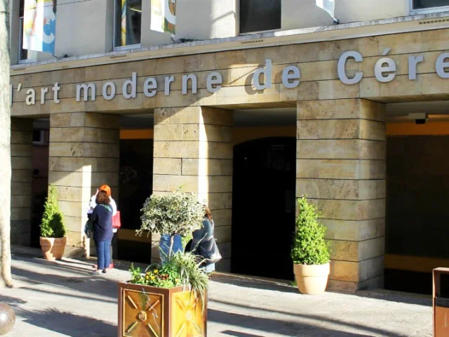 Façade du Musée d’art moderne de Céret, avec des visiteurs à l’entrée.