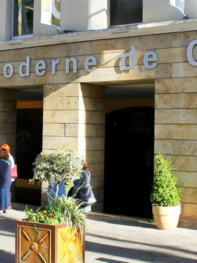 Façade du Musée d’art moderne de Céret, avec des visiteurs à l’entrée.