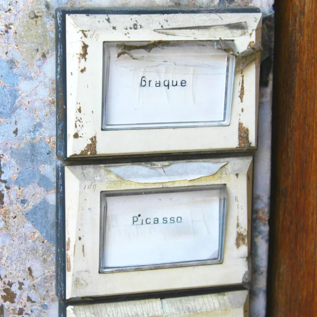 Plaques de sonnette anciennes portant les noms « Braque » et « Picasso », témoignant du passage des artistes à Céret.