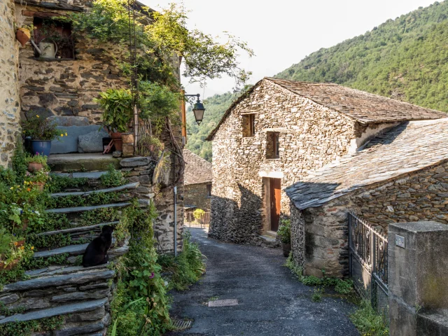 Ruelles pavées et maisons en schiste du village d’Évol, classé parmi les Plus Beaux Villages de France, au cœur des Pyrénées catalanes.