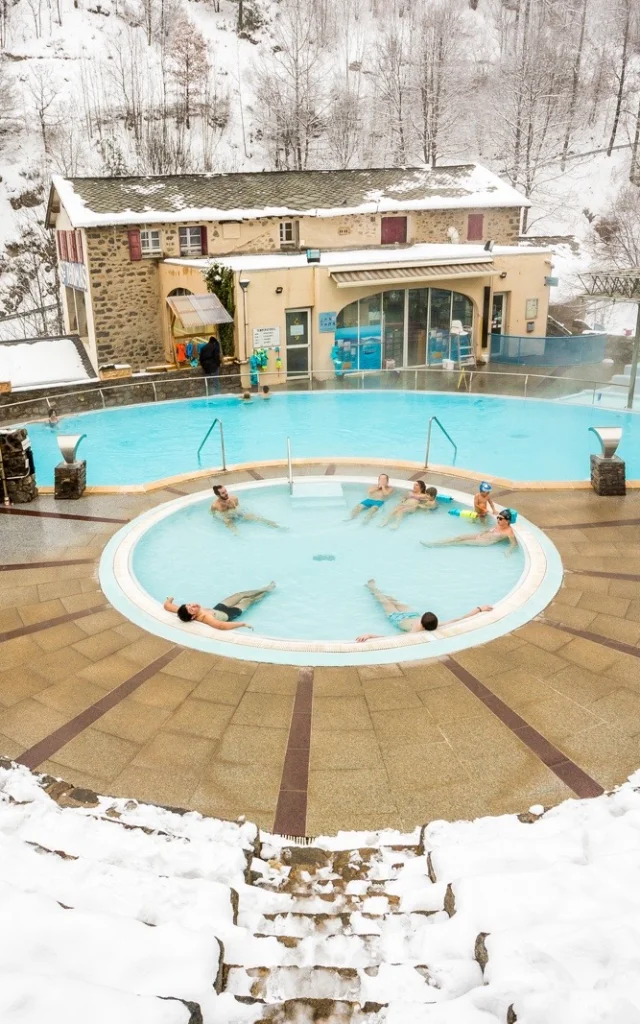 Bains de Saint-Thomas à Fontpédrouse, bassins d’eaux chaudes naturelles en plein air entourés de neige, dans une cuvette de montagne des Pyrénées-Orientales.