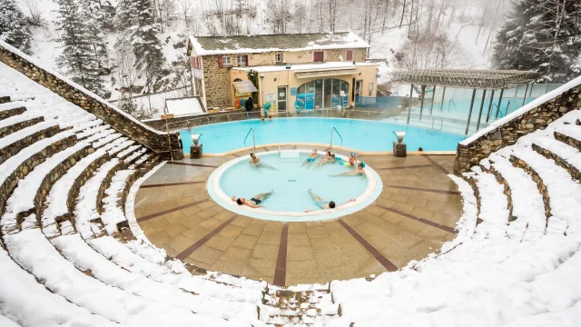 Bains de Saint-Thomas à Fontpédrouse, bassins d’eaux chaudes naturelles en plein air entourés de neige, dans une cuvette de montagne des Pyrénées-Orientales.