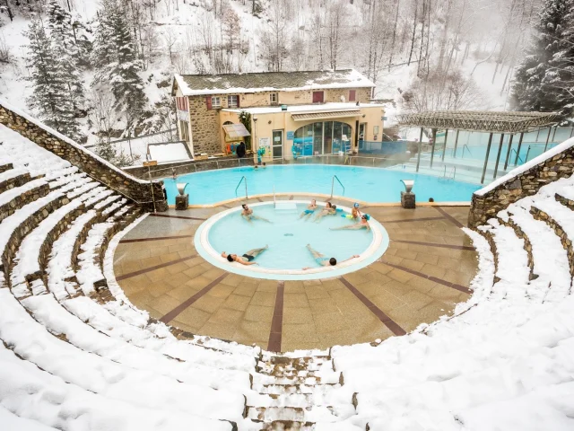 Bains de Saint-Thomas à Fontpédrouse, bassins d’eaux chaudes naturelles en plein air entourés de neige, dans une cuvette de montagne des Pyrénées-Orientales.