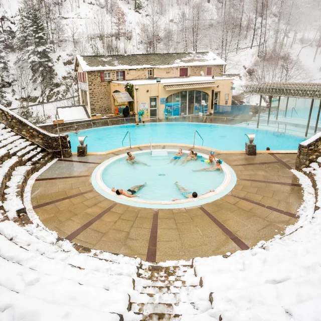 Bains de Saint-Thomas à Fontpédrouse, bassins d’eaux chaudes naturelles en plein air entourés de neige, dans une cuvette de montagne des Pyrénées-Orientales.