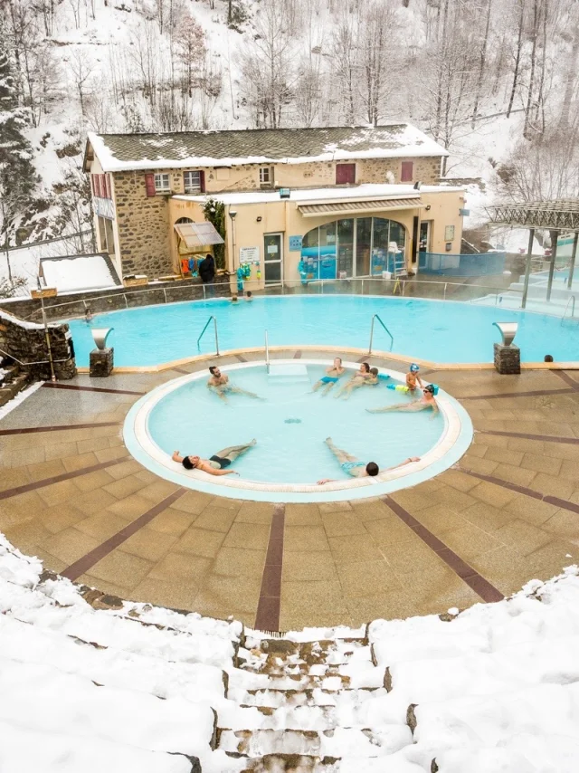 Bains de Saint-Thomas à Fontpédrouse, bassins d’eaux chaudes naturelles en plein air entourés de neige, dans une cuvette de montagne des Pyrénées-Orientales.