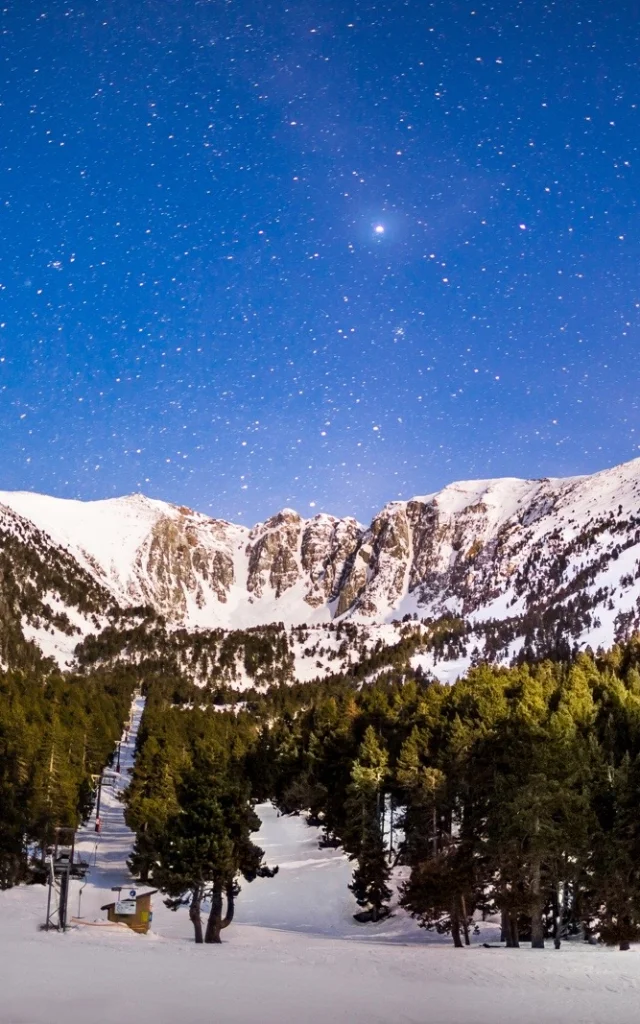 Le massif du Cambre d’Aze sous un ciel étoilé, photographié de nuit depuis la station d’Eyne lors d’une randonnée en raquettes dans les Pyrénées Catalanes.