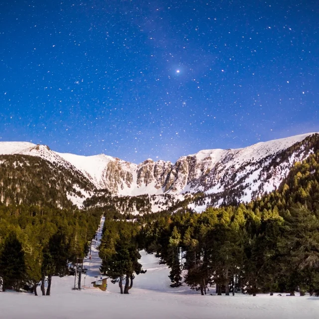 Le massif du Cambre d’Aze sous un ciel étoilé, photographié de nuit depuis la station d’Eyne lors d’une randonnée en raquettes dans les Pyrénées Catalanes.