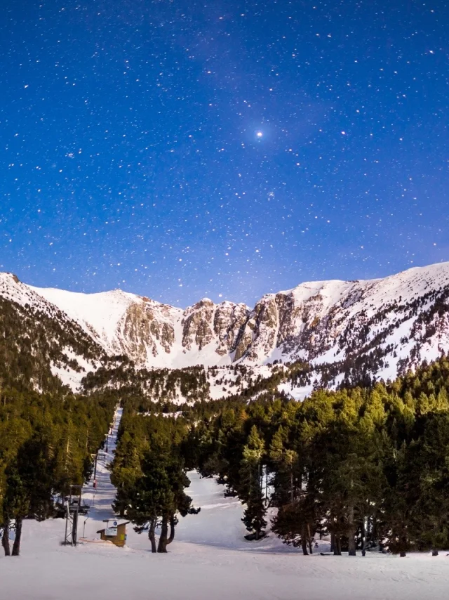 Le massif du Cambre d’Aze sous un ciel étoilé, photographié de nuit depuis la station d’Eyne lors d’une randonnée en raquettes dans les Pyrénées Catalanes.