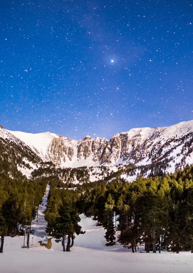 Le massif du Cambre d’Aze sous un ciel étoilé, photographié de nuit depuis la station d’Eyne lors d’une randonnée en raquettes dans les Pyrénées Catalanes.