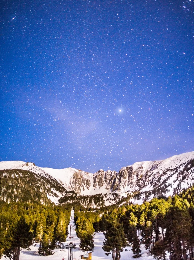 Ciel étoilé au-dessus du massif du Cambre d’Aze, vu depuis la station d’Eyne, lors d’une randonnée en raquettes nocturne dans les Pyrénées Catalanes.
