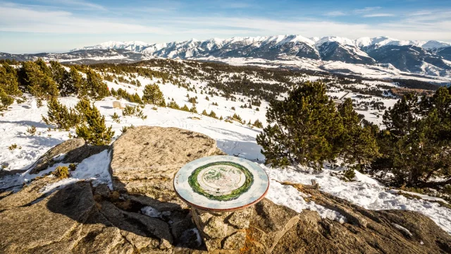 Panorama de Cerdagne depuis la table d'orientation du Pic de la Calme, à Font-Romeu. Avec vu sur le Canigo, le Gallinas, le Cambre d'Aze, les Puigmal...