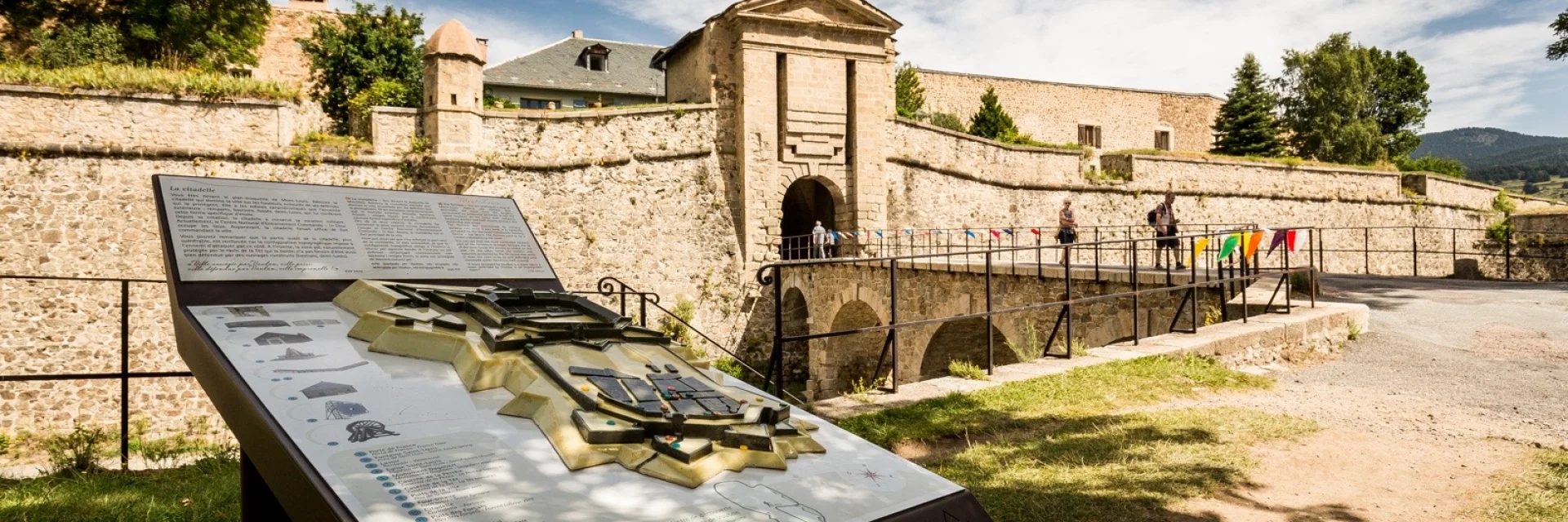Entrée fortifiée de la cité de Mont-Louis, classée au patrimoine mondial de l’UNESCO, montrant les remparts et le pont d’accès typiques des fortifications de Vauban.