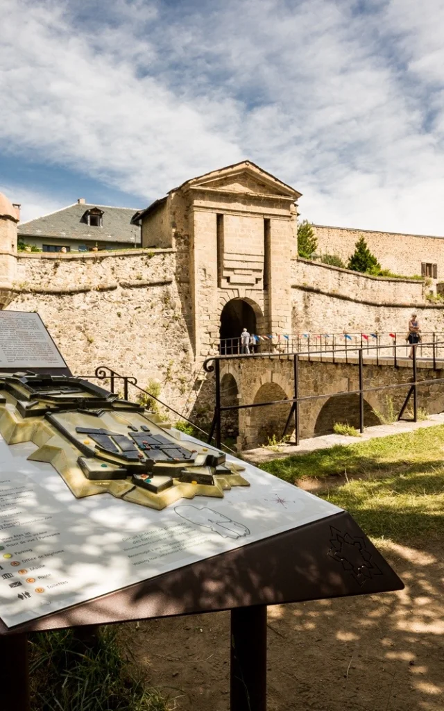 Entrée fortifiée de la cité de Mont-Louis, classée au patrimoine mondial de l’UNESCO, montrant les remparts et le pont d’accès typiques des fortifications de Vauban.