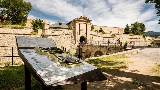 Entrée fortifiée de la cité de Mont-Louis, classée au patrimoine mondial de l’UNESCO, montrant les remparts et le pont d’accès typiques des fortifications de Vauban.