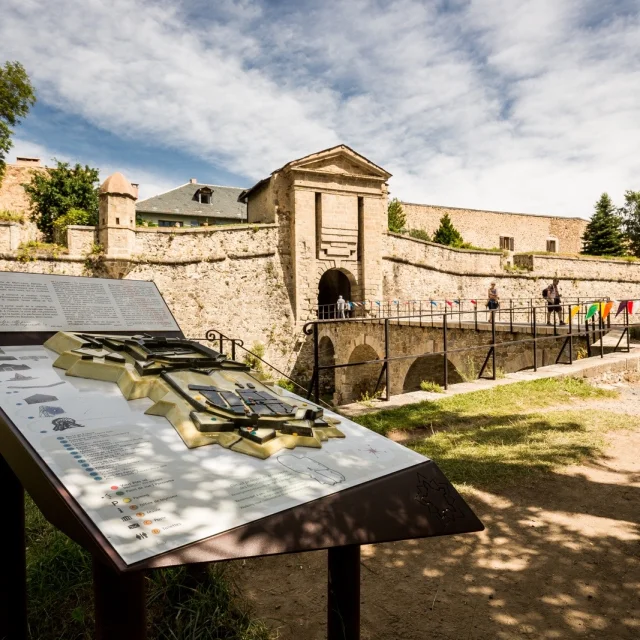 Entrée fortifiée de la cité de Mont-Louis, classée au patrimoine mondial de l’UNESCO, montrant les remparts et le pont d’accès typiques des fortifications de Vauban.