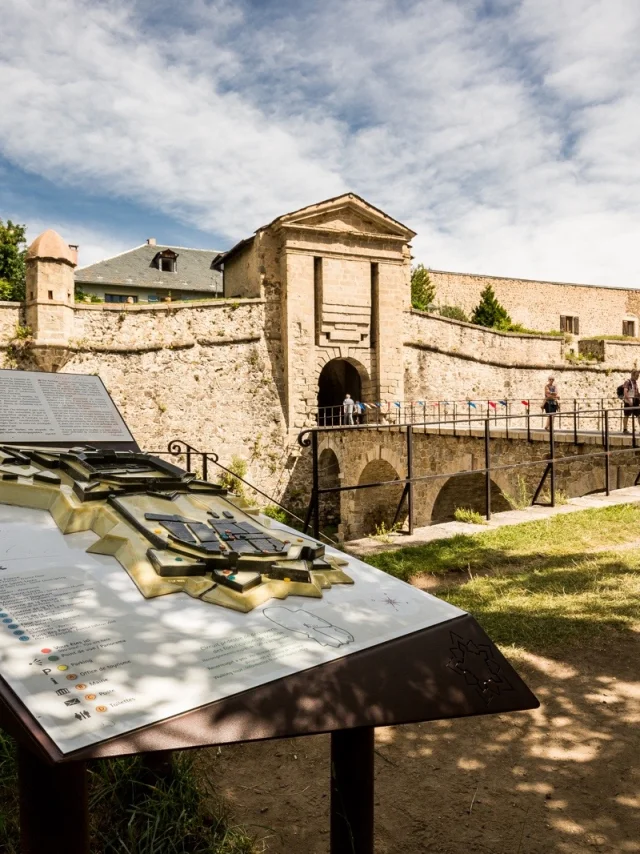 Entrée fortifiée de la cité de Mont-Louis, classée au patrimoine mondial de l’UNESCO, montrant les remparts et le pont d’accès typiques des fortifications de Vauban.