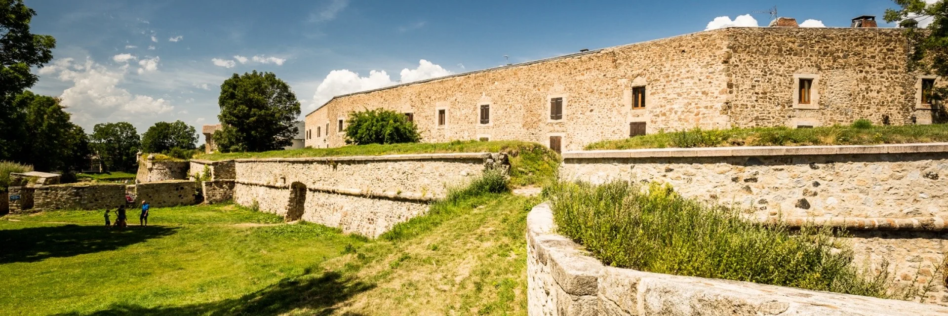 Vue des fortifications et des fossés de la citadelle de Mont-Louis, ouvrage militaire de Vauban classé au patrimoine mondial de l’UNESCO, sous un ciel d’été.