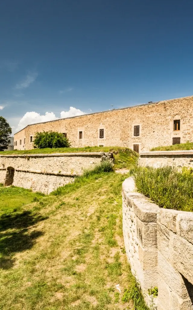 Vue des fortifications et des fossés de la citadelle de Mont-Louis, ouvrage militaire de Vauban classé au patrimoine mondial de l’UNESCO, sous un ciel d’été.